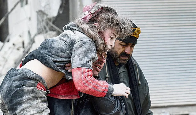  Dolor. Sobrevivientes esperan ayuda médica. Foto: AFP   