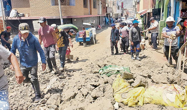 Daños. El lodo cubre casas y calles. El Gobierno llevó ayuda, pero esta aún no llega a Secocha. Foto: difusión   