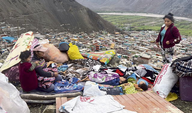 Miedo. Pobladores duermen en cerros por temor a huaicos. Foto: difusión   
