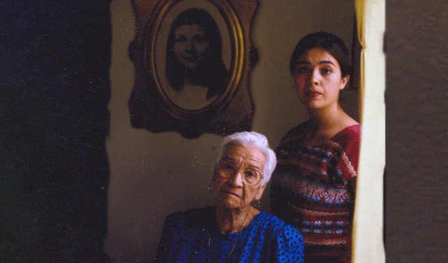 Alicia de los Ríos Merino junto a su abuela y la foto de su madre. Foto: Cortesía de Alicia   