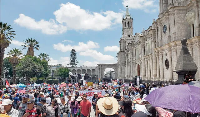  Arequipa. Trabajadores de construcción civil y universitarios piden el adelanto de elecciones. Foto: Leonela Aquino/La República   