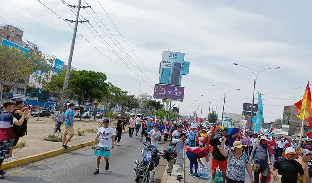  Apoyo. Ciudadana reparte botellas de agua a los manifestantes en uno de los conos de Lima. Foto: difusión   