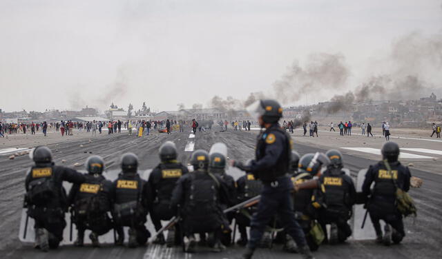 Resguardo policial aumentó considerablemente en puntos estratégicos de foco de protestas. Foto Rodrigo Talavera/La República   