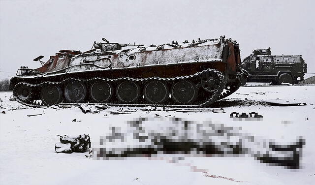 Guerra fría. Un tanquista congelado yace al lado de su blindado destruido en los combates. Foto: EFE   