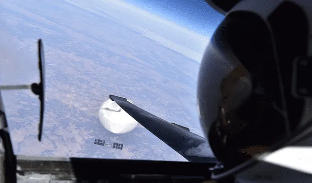 Un piloto de la FF. AA. de Estados Unidos sobrevuela el globo de vigilancia de China el 3 de febrero del 2023. Foto: Departamento de Defensa de EE. UU.   