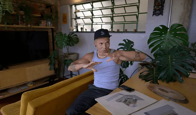 El artista musical brasileño Kdu dos Anjos durante una entrevista con Agence France-Presse en su casa. Foto: AFP   