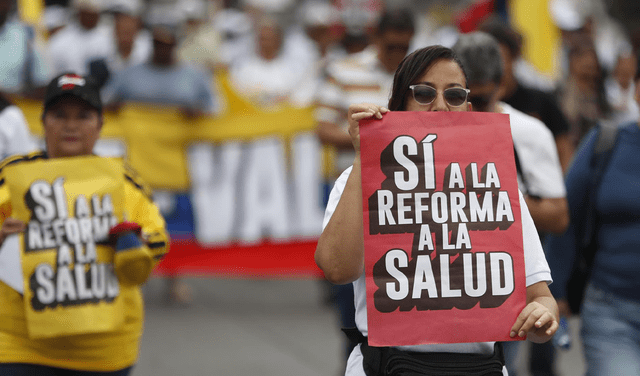  Seguidores que apoyan el Gobierno del presidente colombiano, Gustavo Petro, marchan con carteles mientras gritan arengas.Foto: EFE   