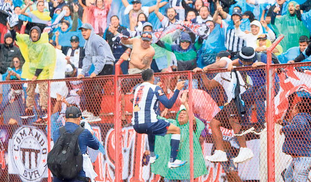 Unidos. El delantero colombiano celebró con el hincha. Foto: difusión   