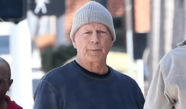  Según la pareja de Bruce Willis, fotógrafos intentaron hablar con él cuando lo encontraron caminando en Santa Mónica, California. Foto: Daily Mail    