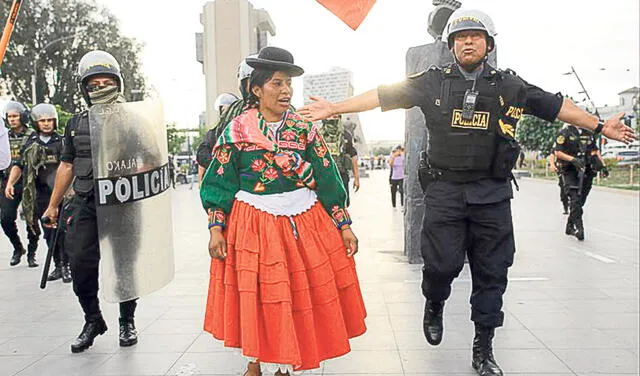 Reclamo. Mujeres dijeron que ni en su día las dejan marchar. Foto: John Reyes/La República   