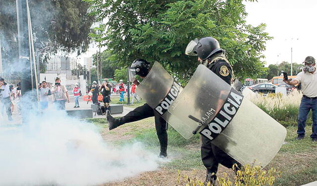 Gases. Policías volvieron a impedir la marcha pacífica. Foto: John Reyes/La República   