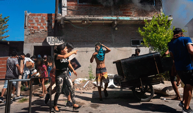  La casa del asesino de Máximo fue saqueada e incendiada por los vecinos. Foto: El País   