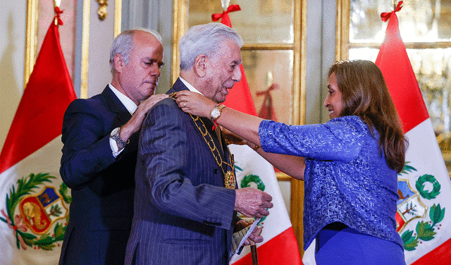  Momento de la condecoración del Gran Collar de la Orden del Sol en Palacio de Gobierno. Foto: AFP<br>    