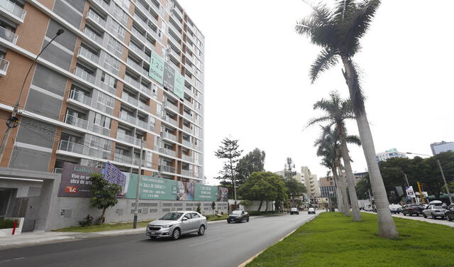 En avenidas como Javier Prado se podrían desarrollar proyectos con viviendas de interés social. Foto: Félix Contreras / La República   