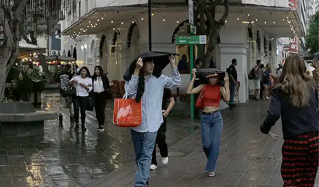  Alerta.Lima soportó una ligera lluvia. Sería un aviso de la cercanía del ciclón Yaku. Foto: Gerardo Marín/La República   