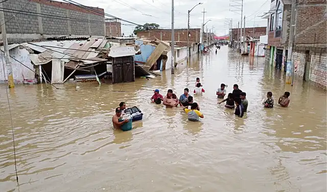  Hasta la cintura. El río La Leche ingresó al distrito de Íllimo e inundó casas y negocios. Foto: Clinton Medina/La República   