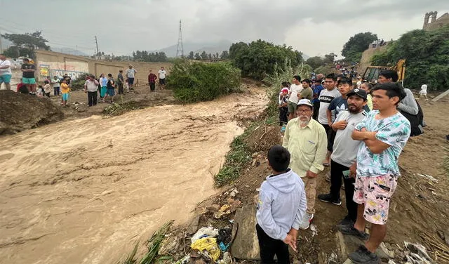 La mirada preocupante de decenas de residentes en las zonas afectadas tras el paso del huaico. Foto: Omar Coca / URPI-LR    