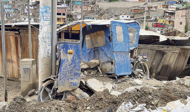 Fuerza. Un huaico arrastró esta mototaxi en Huaycán. Foto: difusión   