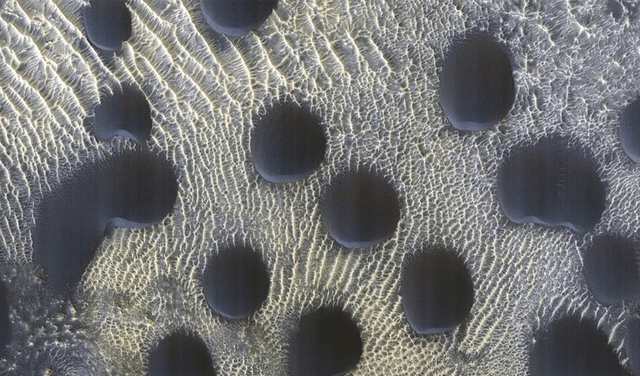  La mayoría de dunas presentan una forma circular, lo que es raro para los científicos. Foto: NASA / JPL / UArizona    