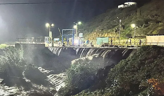 Colapso. El canal Taymi, en Ferreñafe, se desbordó anoche. Foto: difusión   