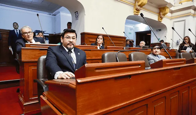 Blindado. Fujimorista Luis Cordero Jon Tay recibe apoyo. Foto: difusión   