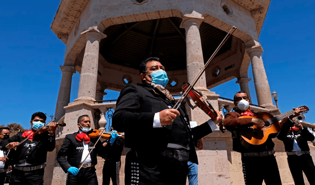 En la plaza del Marichi desde hace décadas se reúnen los músicos que tocan este género tradicional mexicano. Foto: Gary Coronado/Los Angeles Times   