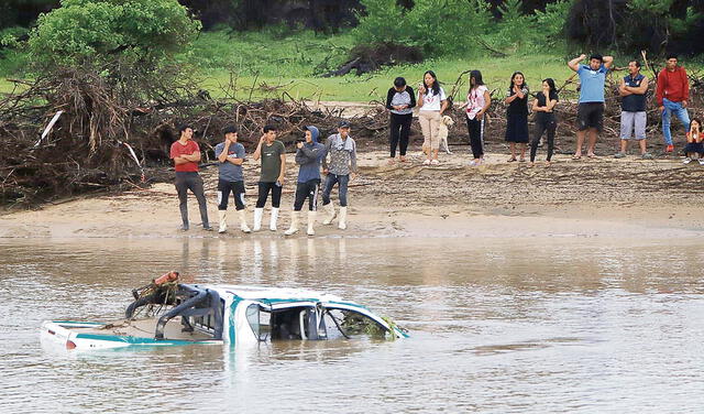 En Olmos. Camioneta de la policía fue arrastrada por el río. Foto: difusión   
