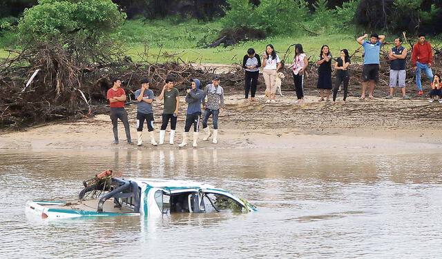 En Olmos. Camioneta de la policía fue arrastrada por el río. Foto: difusión En Olmos. Camioneta de la policía fue arrastrada por el río. Foto: difusión