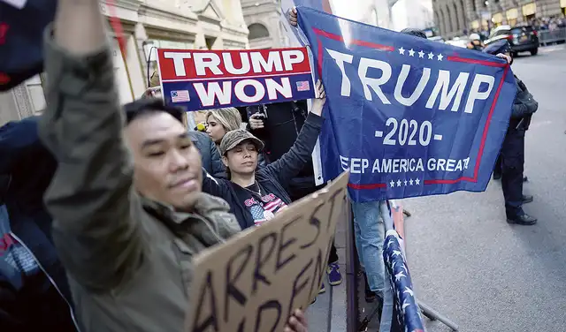 Pocos hinchas. Algunos simpatizantes (menos de lo esperado) esperaron a Donald Trump. Foto: EFE   
