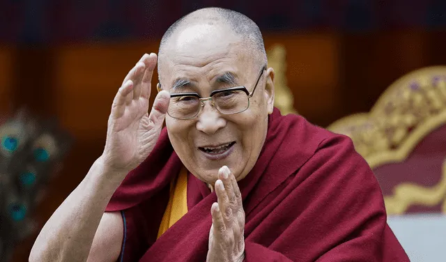 Partidarios del dalái lama afirman que el líder budista estaba “bromeando” con el menor. Foto: The Japan Times   