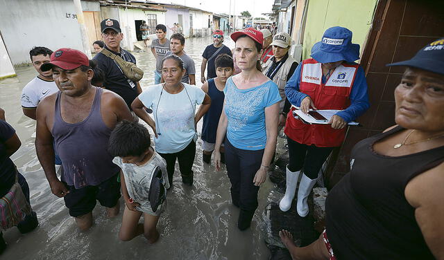 Criticada. Ministra Hania Pérez de Cuéllar con afectados. Foto: difusión   