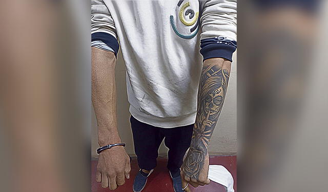Indicio. Tiene un tatuaje en el antebrazo con la frase ‘10 del Valle’ y otro con la imagen de la muerte. En la foto superior se ve el tatuaje. Foto: difusión   