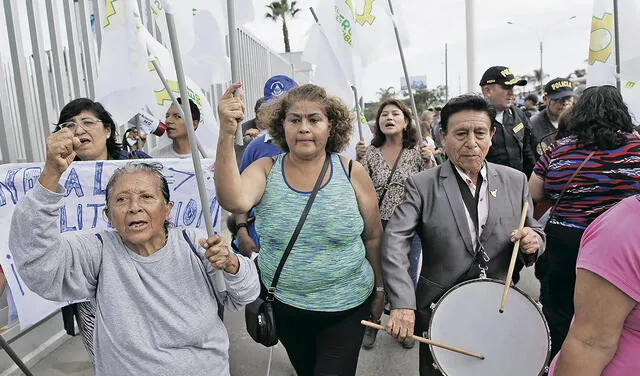 Apoyo. Simpatizantes de Perú Posible llegaron hasta la Dirección de Aviación Policial. Foto: John Reyes/La República   