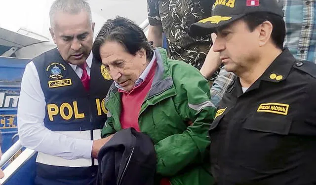  El expresidente Alejandro Toledo llegó caminando, pero por problemas de salud tuvo que realizar sus trámites de ingreso y extradición en una silla de ruedas. Foto: difusión   