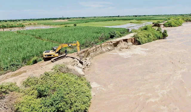 Media luna. Autoridades locales intentan cercar el río Chira y reparar el dique 1020. Foto: difusión   