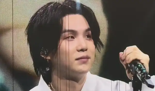 Suga en el UBS Arena. Foto: Twitter   