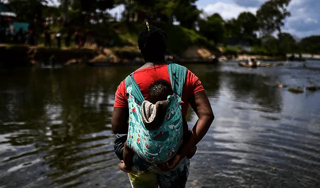 De las 1.427 personas que llegaron a las estaciones migratorias de Darién el 30 de abril, 304 o el 21% eran menores de edad. Foto: Luis Acosta/AFP   