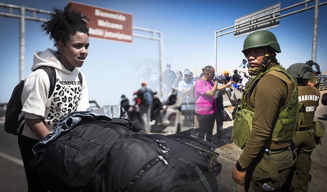 Crisis en la frontera. Cientos de migrantes quieren regresar a sus países de origen. Foto: composición LR/AFP/EFE   