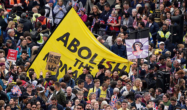  Contratrios. Manifestantes piden “abolir la monarquía”. Foto: AFP   