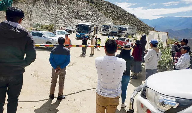 Llegada. Familiares llegaron a la zona alta de la mina, y no pudieron entrar hasta el socavón. Foto: difusión   