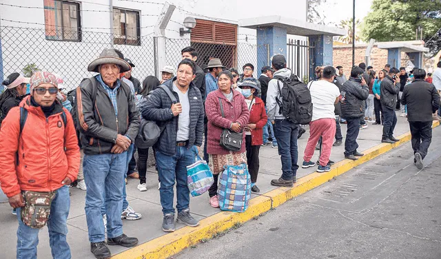 Larga espera. Familias estuvieron por varias horas esperando la entrega de cadáveres. Foto: Rodrigo Talavera/La República   