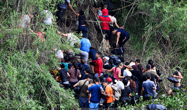 Migrantes cruzan a través de las orillas del Río Bravo hacia los EE. UU. Foto: AFP   