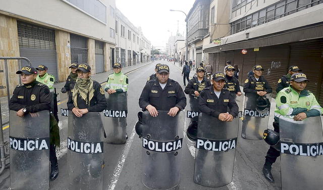 Acción. Mil agentes de la Policía tomaron la zona comercial e impidieron el ingreso de los informales. Félix Contreras/La República   