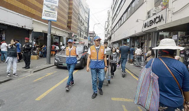 Control. Zona sigue vigilada por serenos y policías. Foto: Félix Contreras/La República   