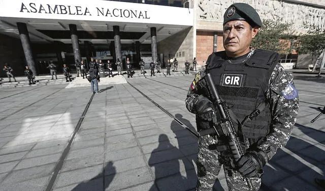 Disolver. Agentes de la Policía y comandos de las Fuerzas Armadas ecuatorianas en las instalaciones del Congreso. Foto: EFE   