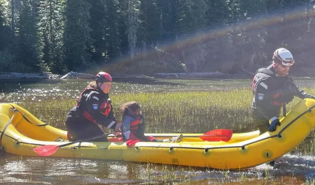 Traslado en bote. Foto: Alguacil del condado de Kittitas   