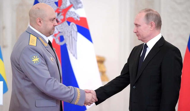 El presidente ruso, Vladimir Putin, junto con Sergey Surovikin, en el Kremlin el 28 de diciembre de 2017. Foto: Presidencia de Rusia   