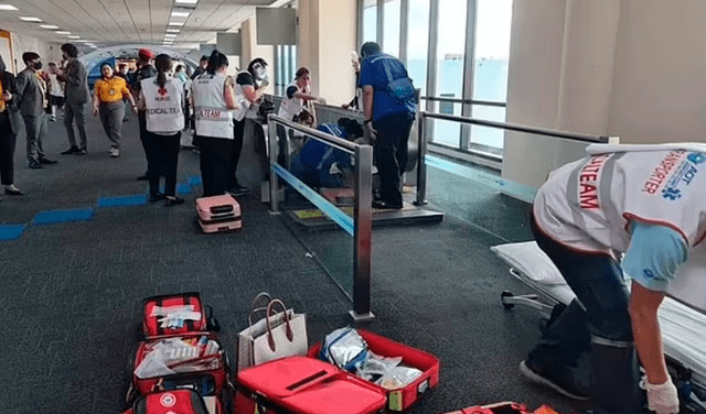 La mujer tropezó en la pasarela eléctrica del aeropuerto en Tailandia   