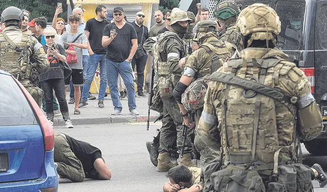  Operativos. Soldados de Wagner Group, la milicia privada rusa golpista, detuvieron a algunos civiles mientras bloqueaban calles en el centro de Rostov del Don, en el sur de Rusia. Foto: difusión<br><br>    