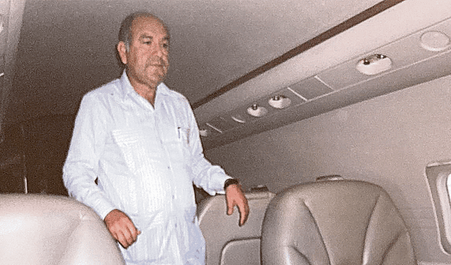  El tío. Fidel Ramírez Prado inspeccionando un avión en un hangar en Miami. Foto: difusión   